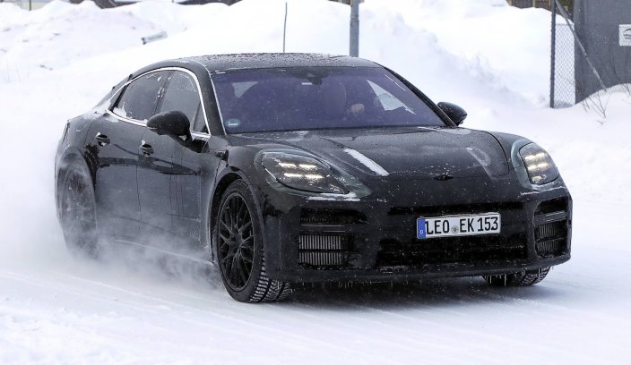 Porsche Panamera na śniegu