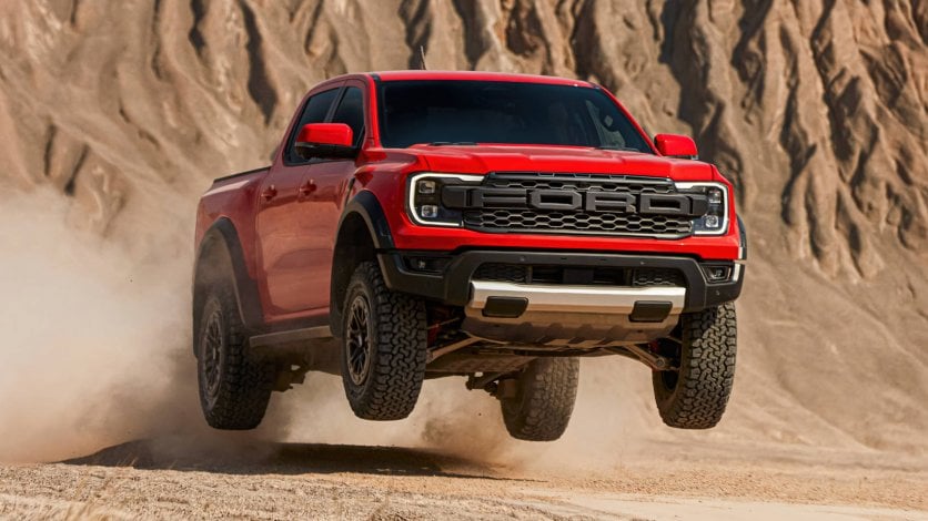 Ford Ranger Raptor z V6 o mocy 288 KM pojawi się w Europie Czerowny Ford Ranger Raptor wyskakujący w powietrze