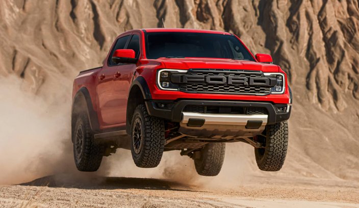 Ford Ranger Raptor z V6 o mocy 288 KM pojawi się w Europie Czerowny Ford Ranger Raptor wyskakujący w powietrze