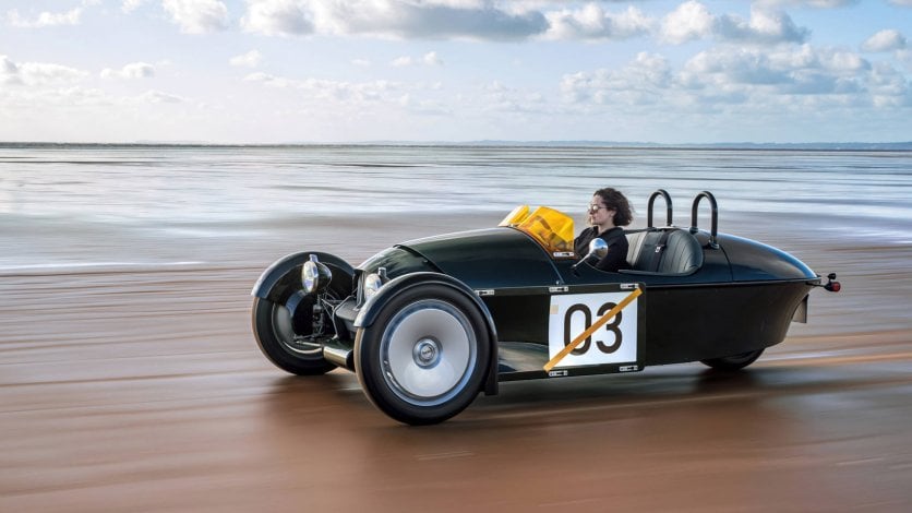 Zaprezentowano Morgana Super 3 z trzycylindrowym silnikiem Forda Morgan Super 3 na plaży