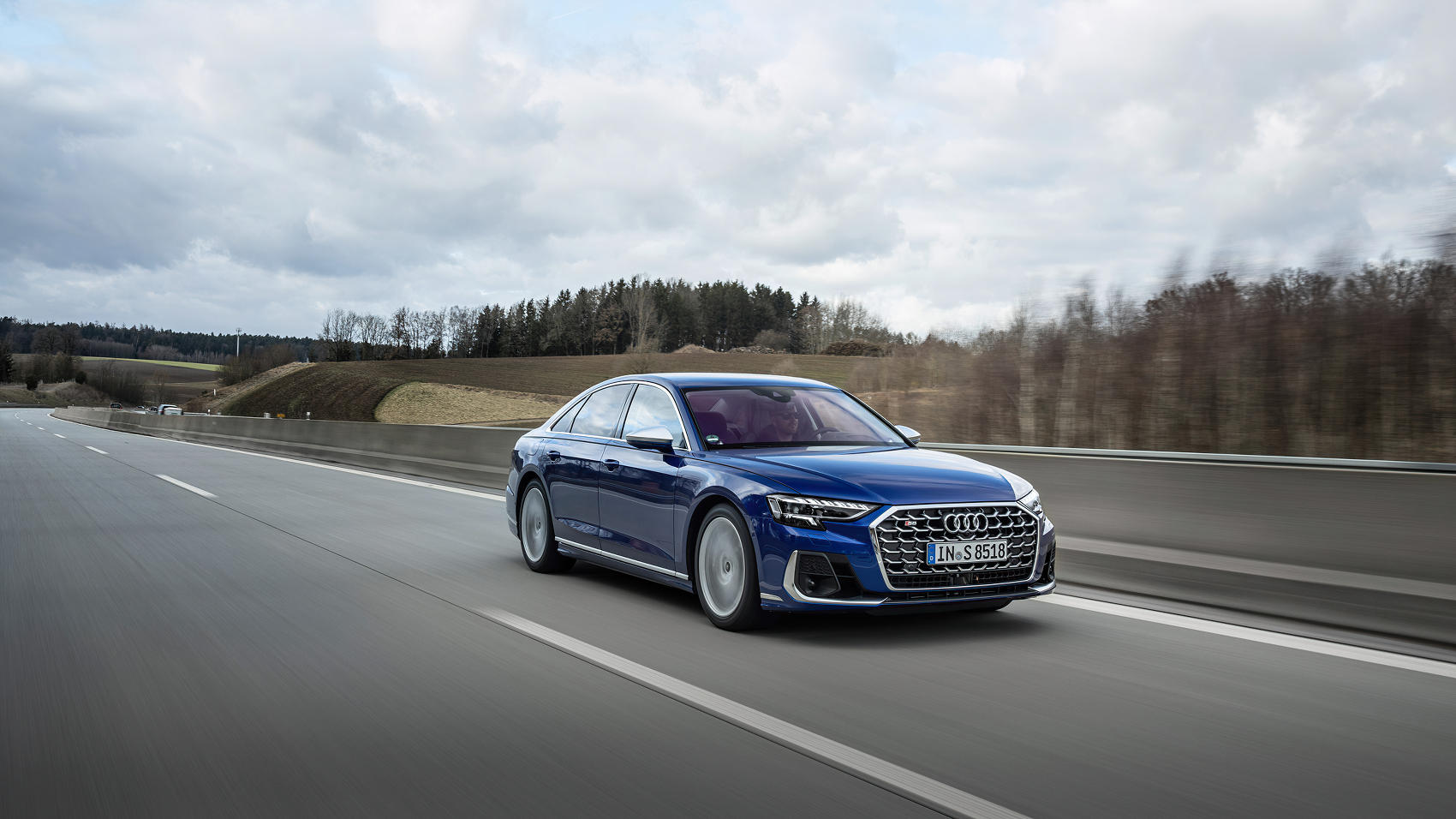Audi-S8 na pustej drodze