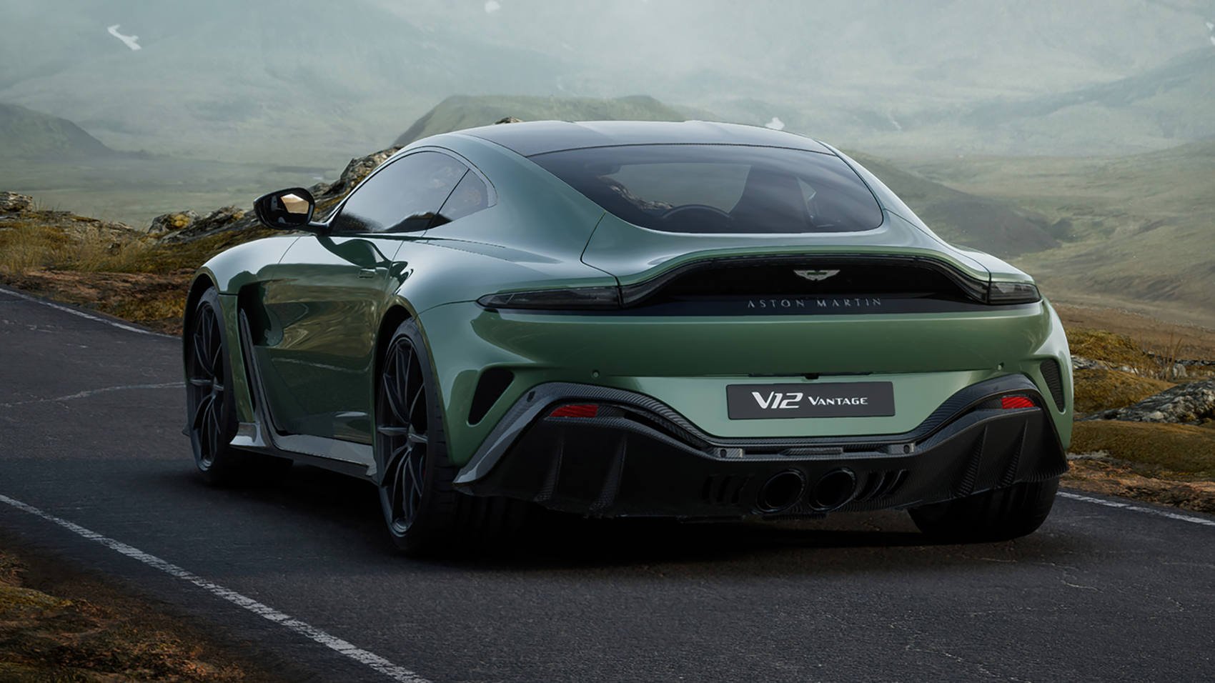 Aston Martin V12 Vantage tył auta na tle krajobrazu