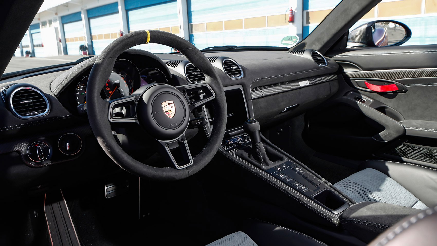 Porsche Cayman GT4 RS wnętrze