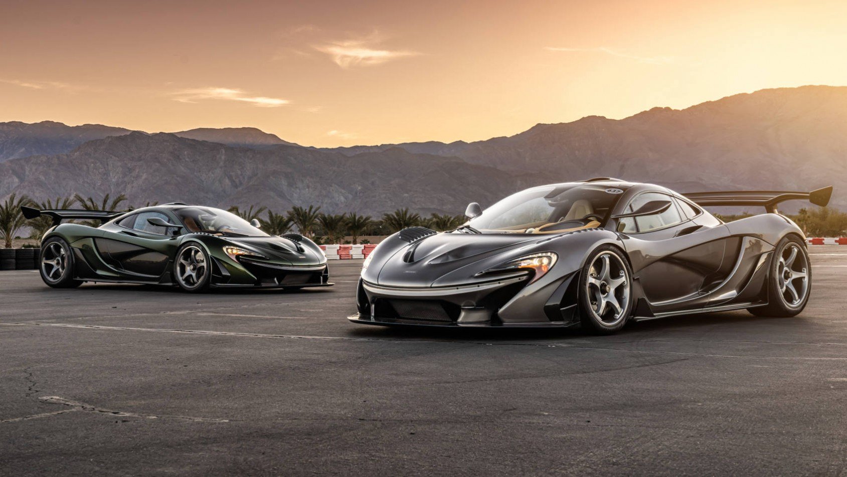 Lanzante McLaren P1 na tle zachodzącego słońca