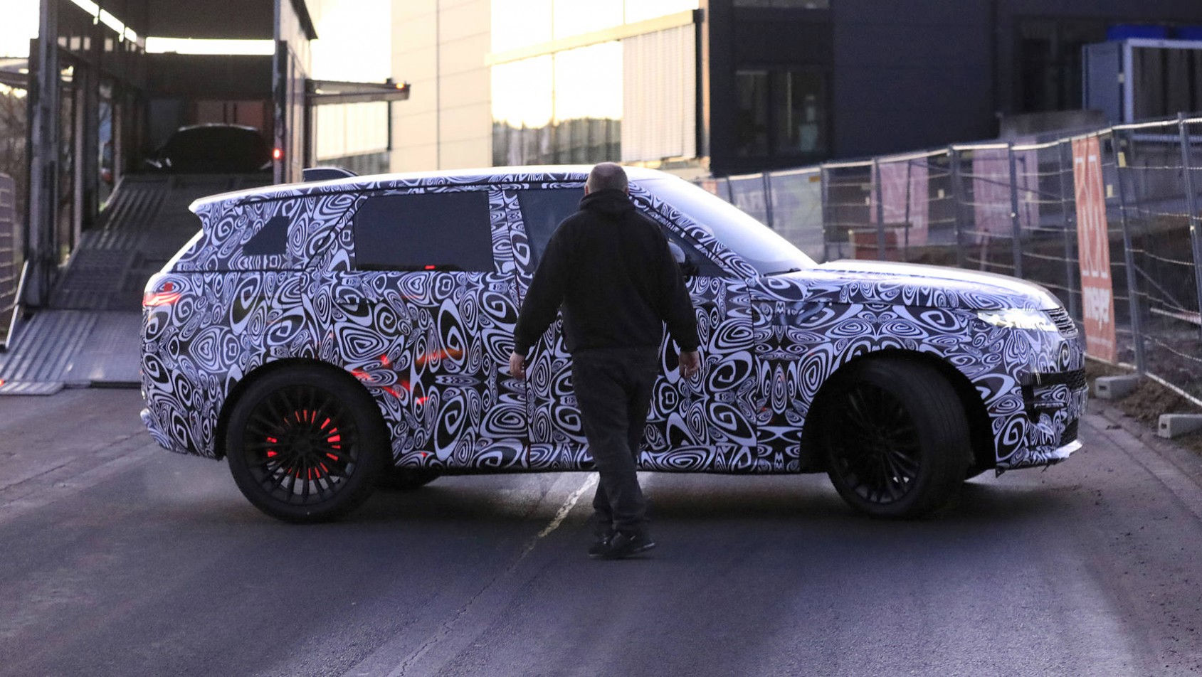 Range-Rover-Sport z boku