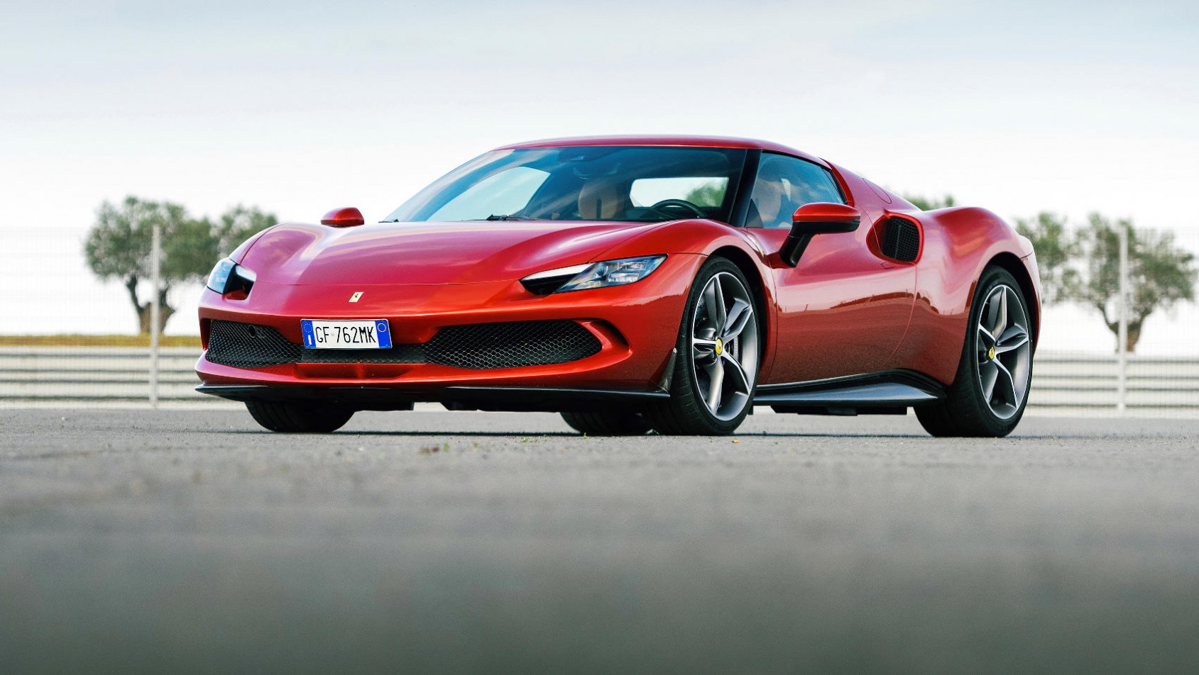 Czerwone Ferrari 296 GTB