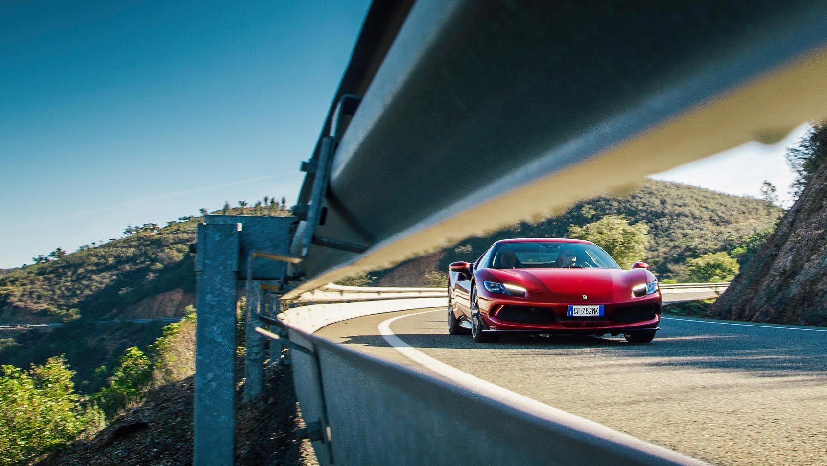 Ferrari 296 GTB na drodze