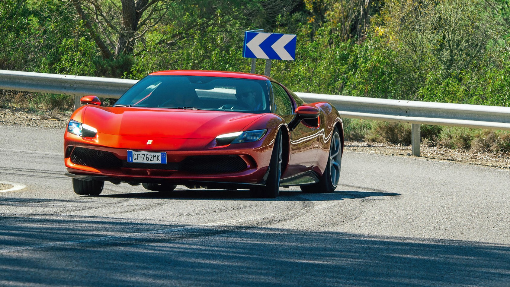 Ferrari 296 GTB w poślizgu (drift)