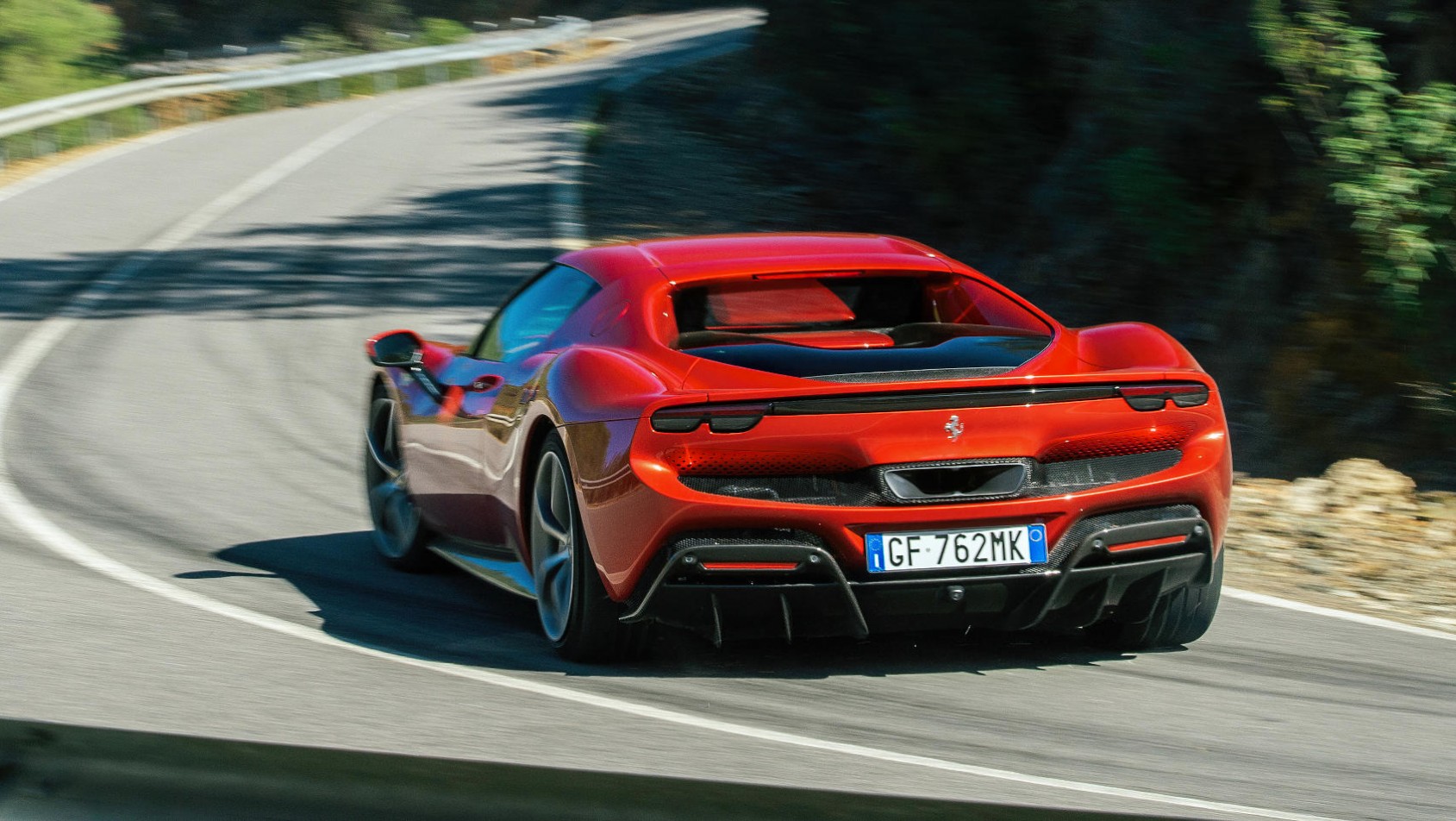 Ferrari 296 GTB - tył auta podczas jazdy