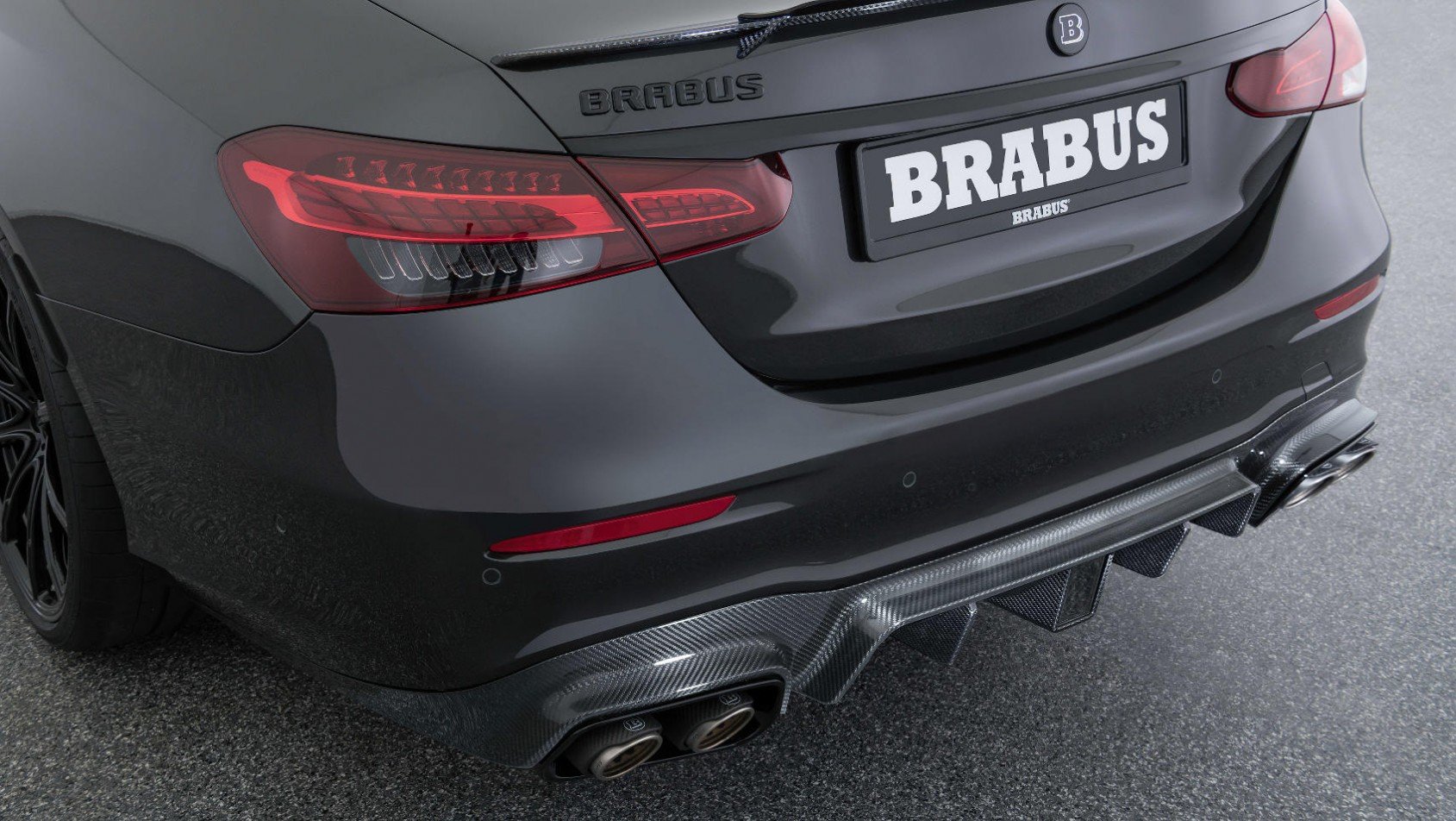 Brabus Mercedes AMG E63 S ogromny splitter i tytanowy wydech