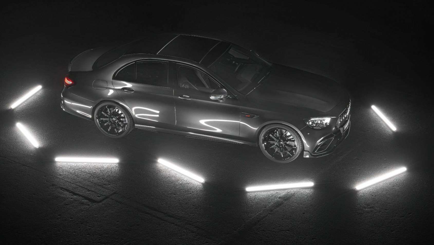 Brabus Mercedes AMG E63 S efektownie oświetlony