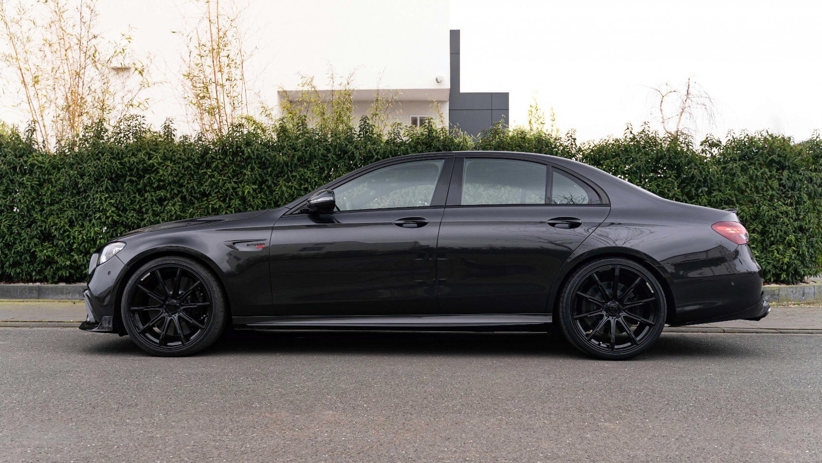 Brabus Mercedes AMG E63 S sylwetka auta