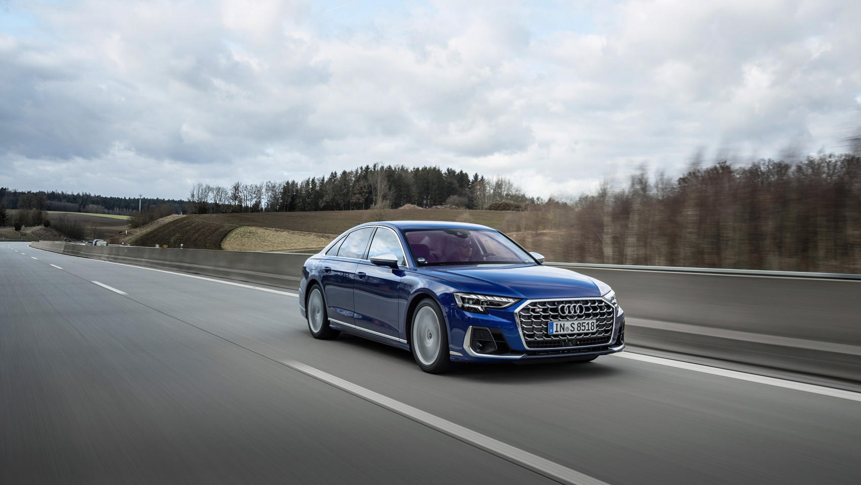 Audi-S8 na pustej drodze
