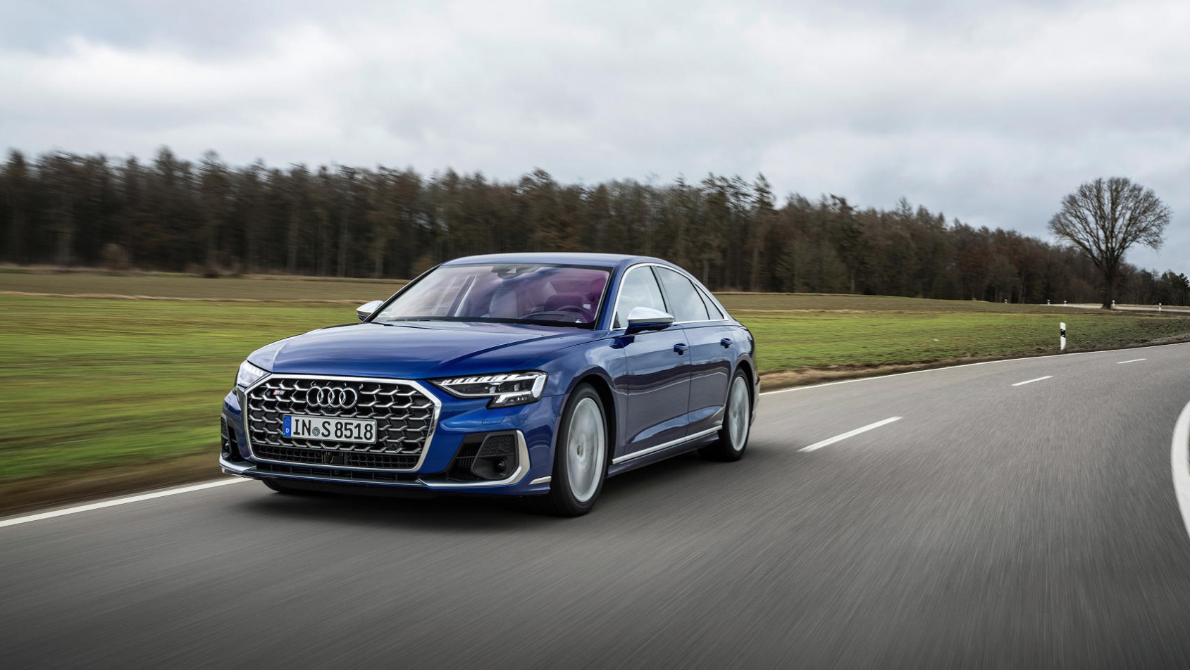 Audi A8/S8 w ruchu na drodze