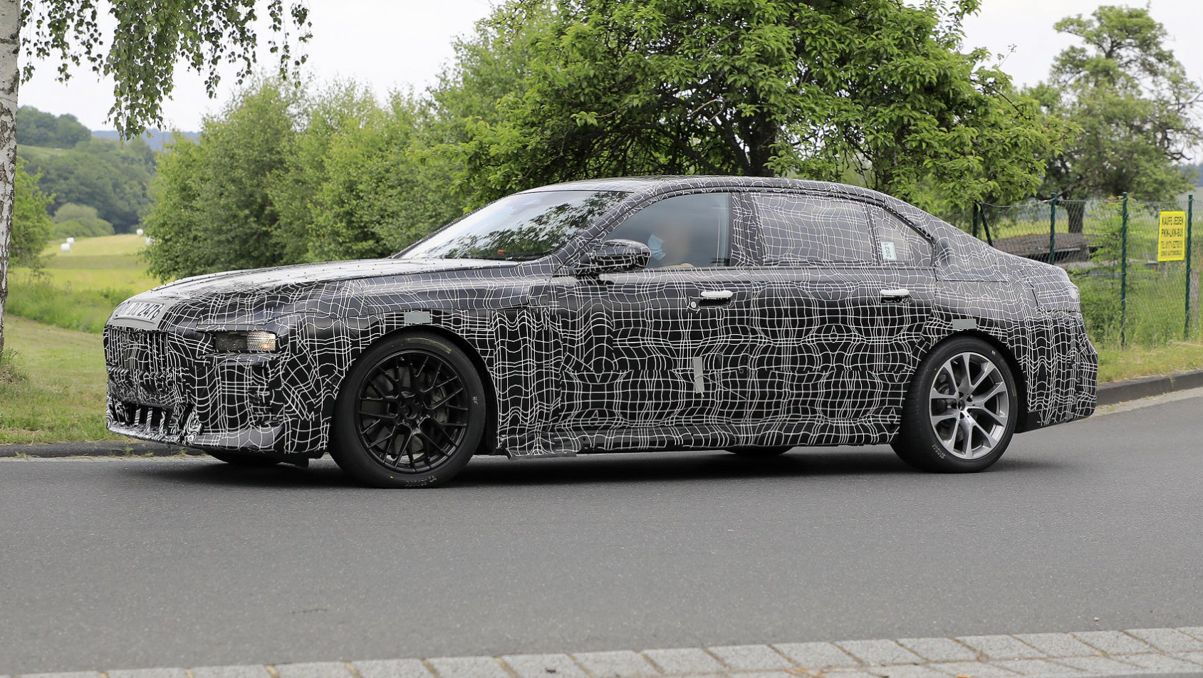 BMW i7 limuzyna na ulicy