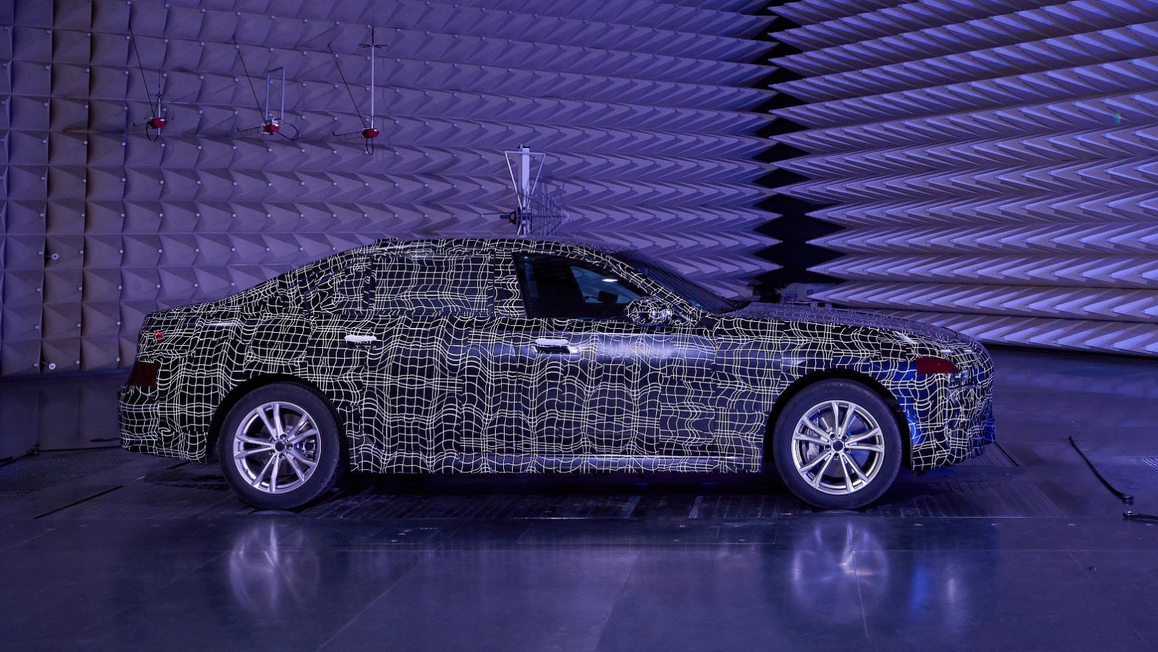 BMW i7 sylwetka z boku