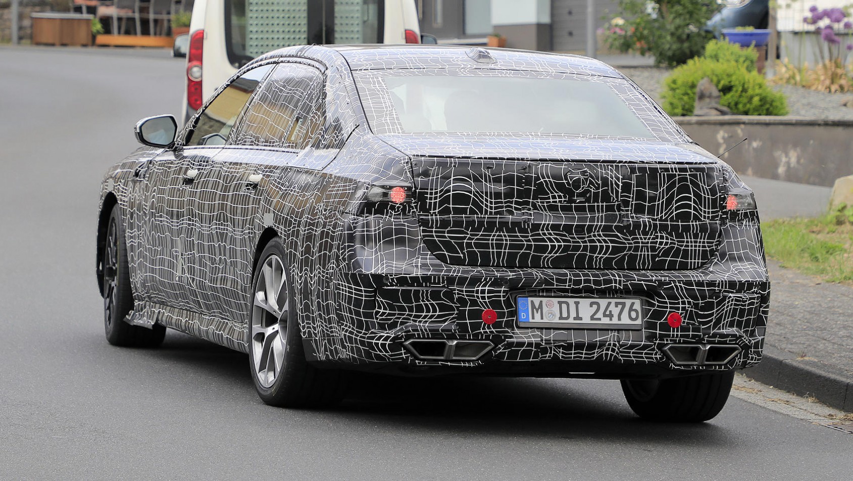 Zamaskowany BMW i7 z tyłu
