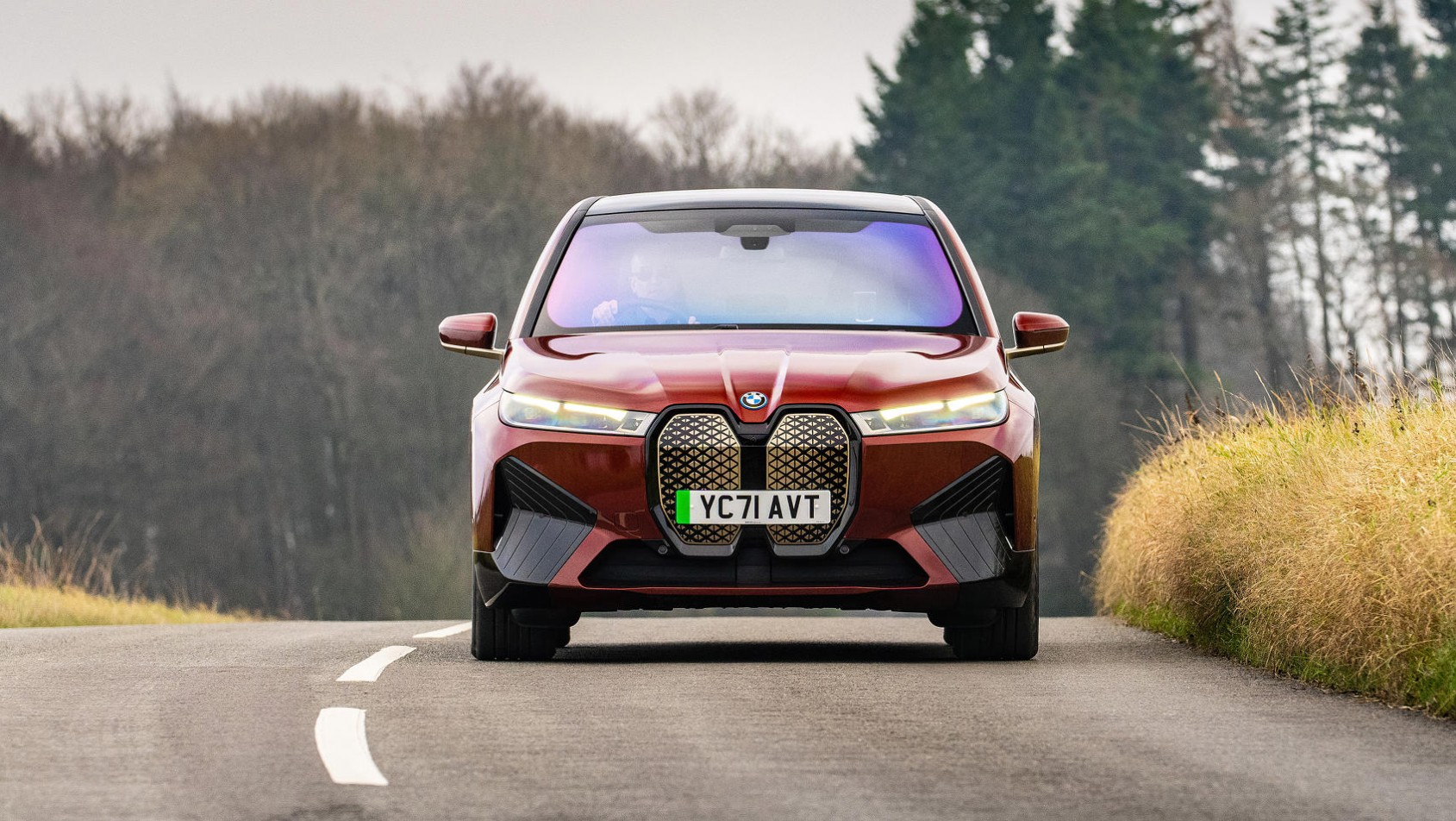 BMW iX z przodu w czasie testów