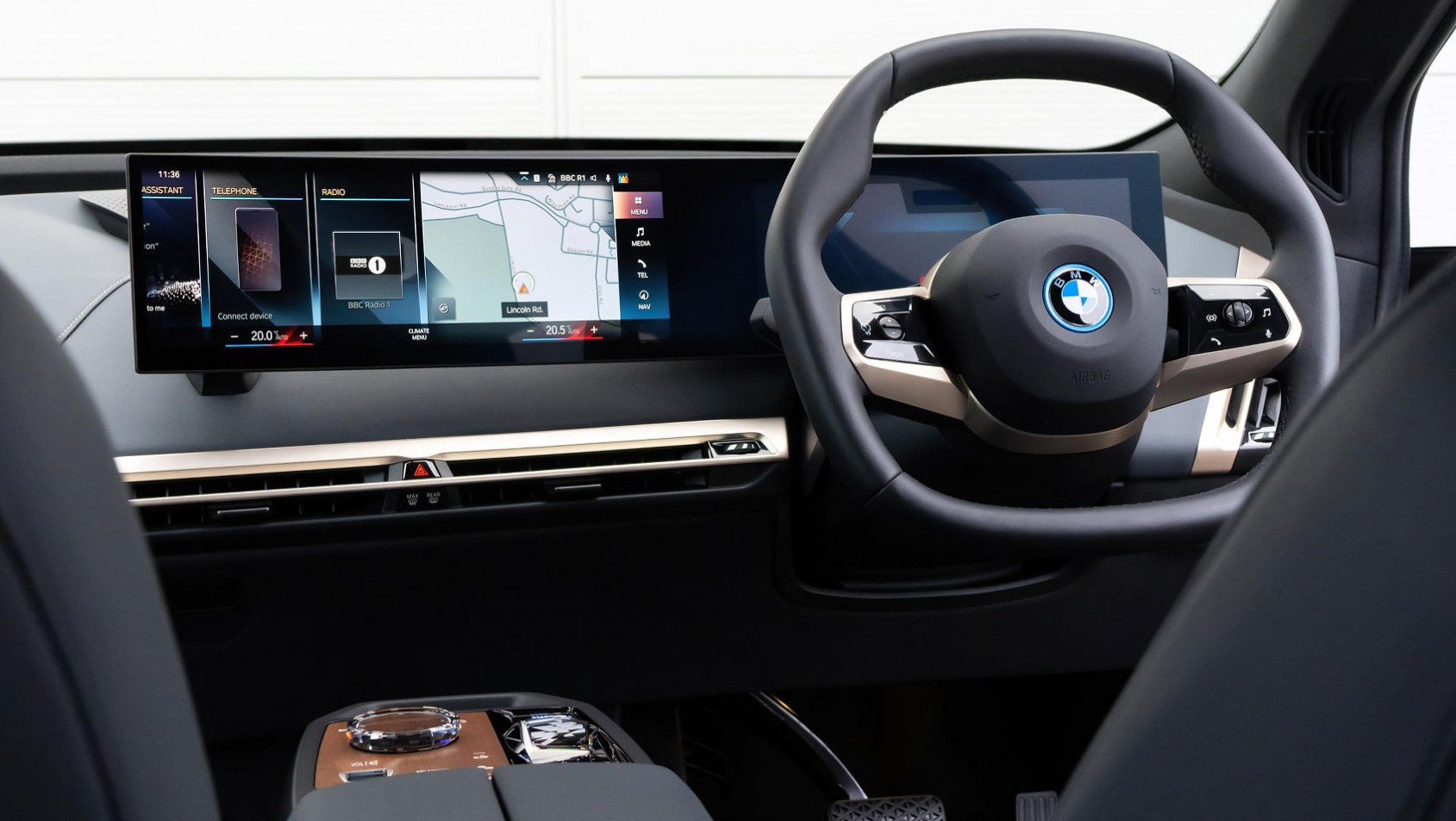 BMW iX wnętrze za kierownicą