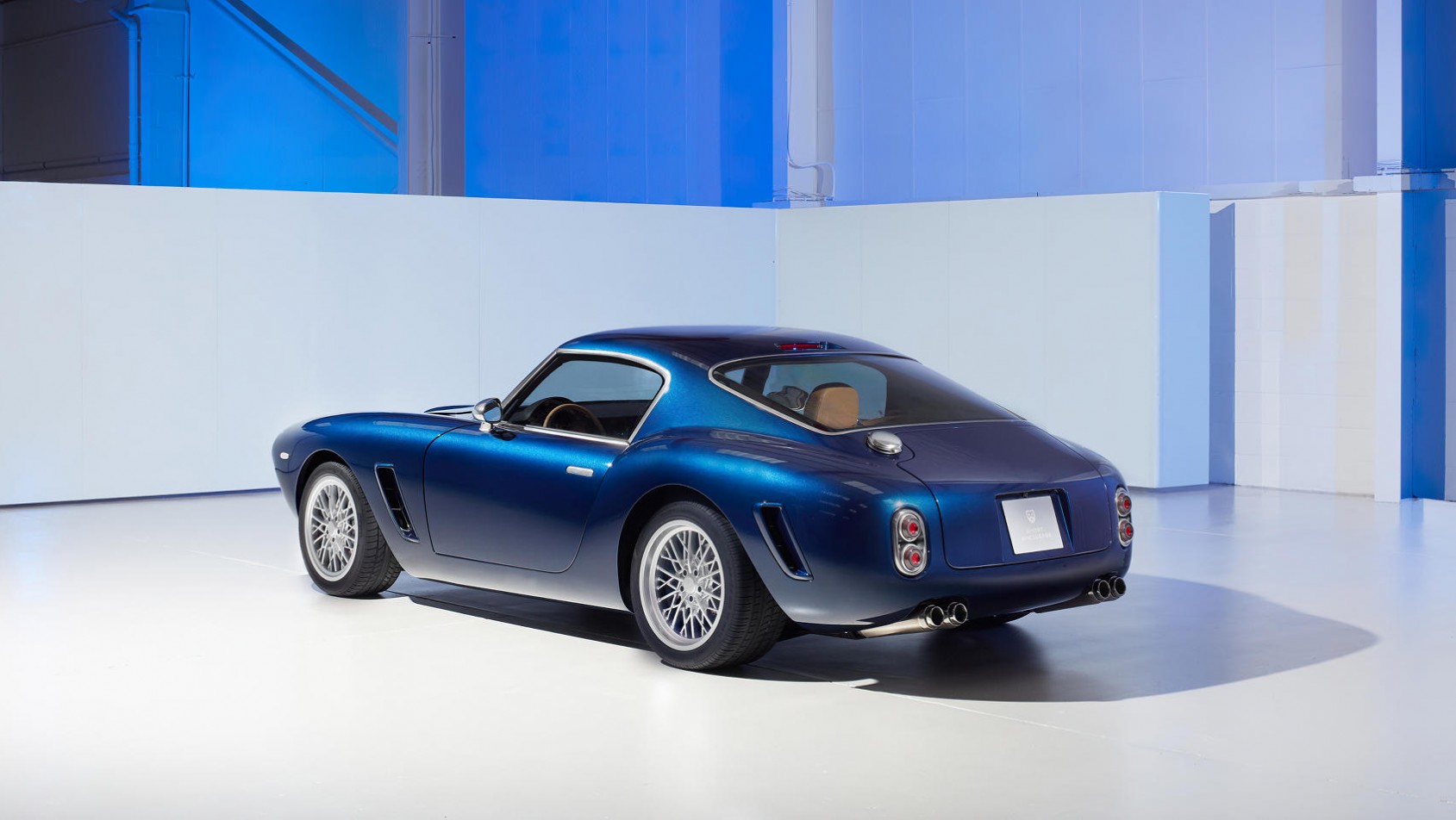 Restomod RML Short Wheelbase sylwetka z tyłu