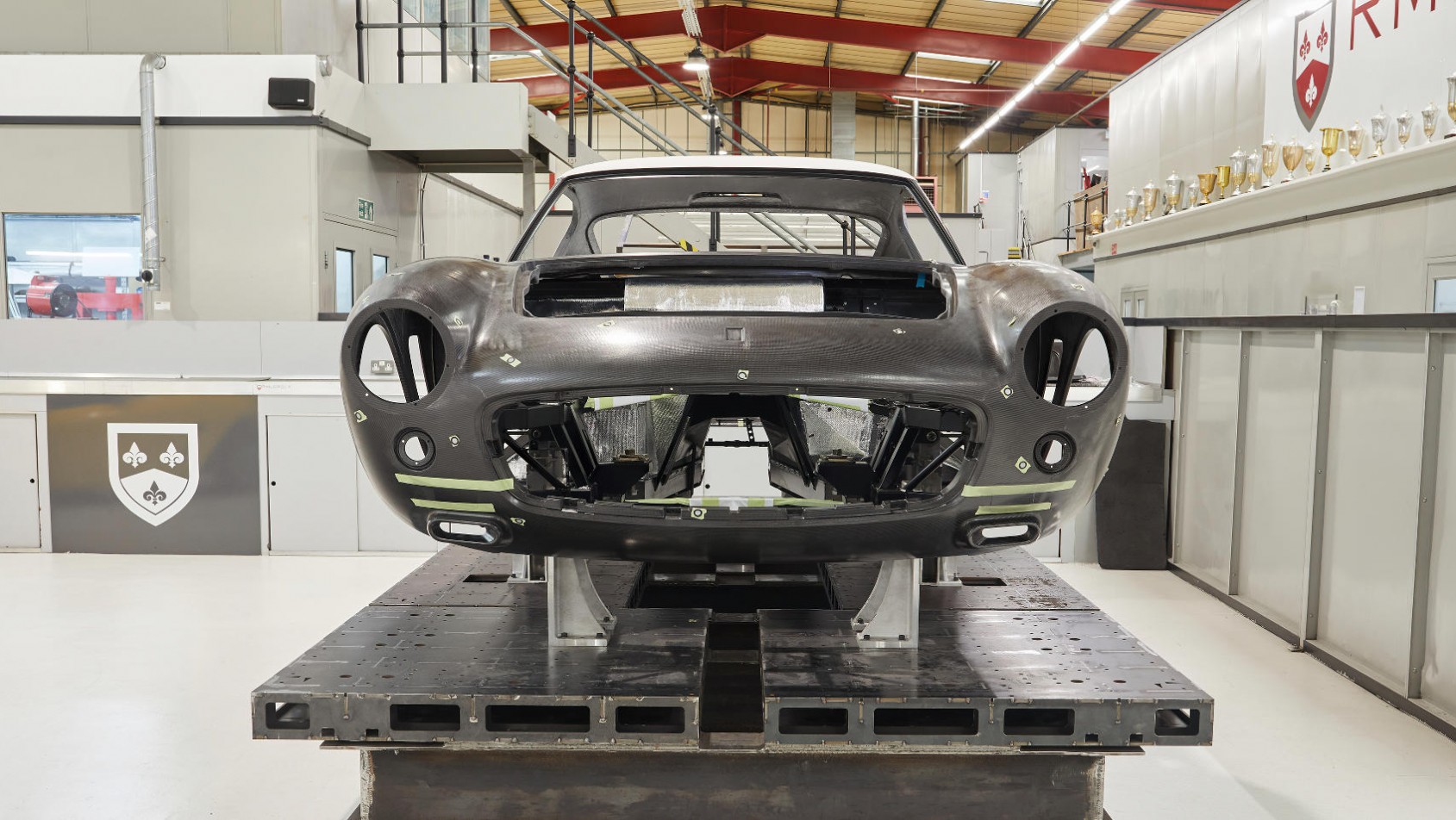 Restomod RML Short Wheelbase na podnośniku