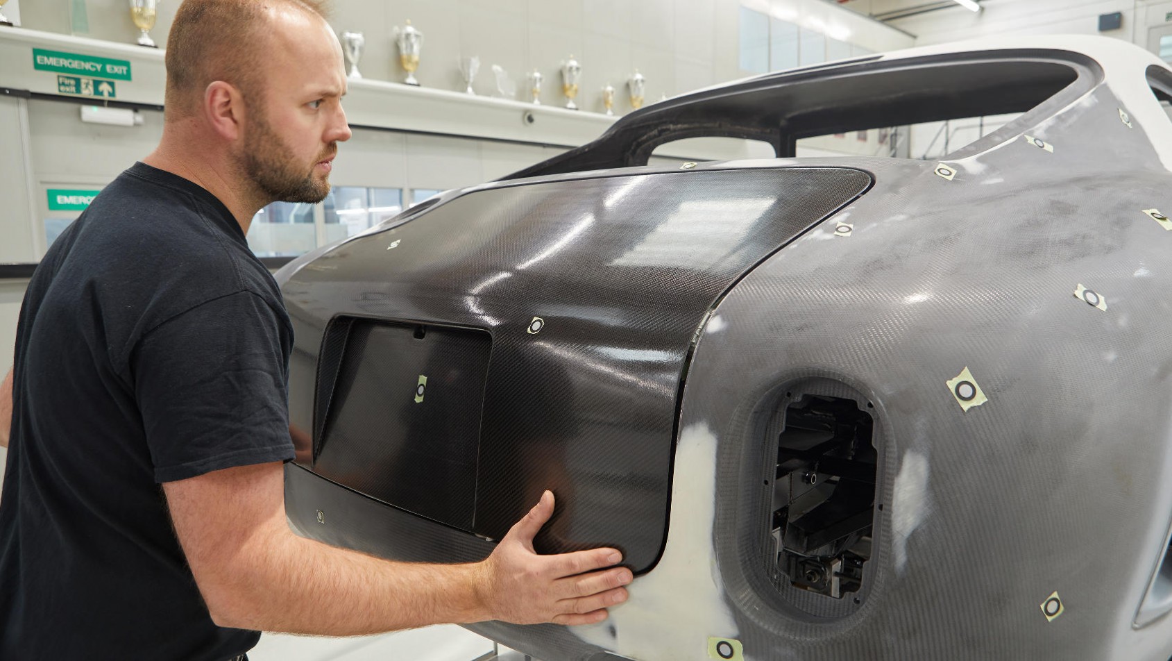 Restomod RML Short Wheelbase podczas montażu