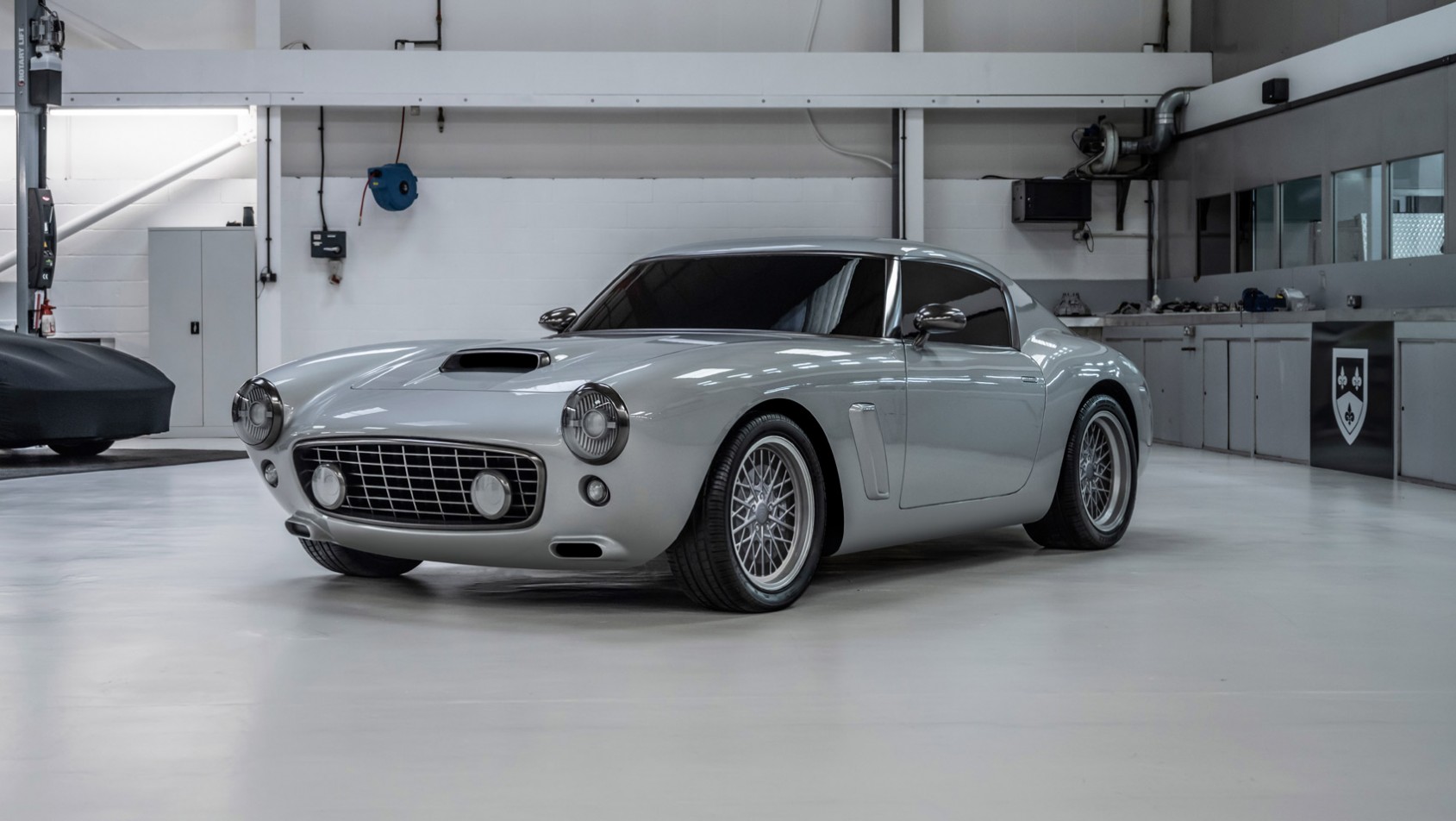 Restomod RML Short Wheelbase przodem