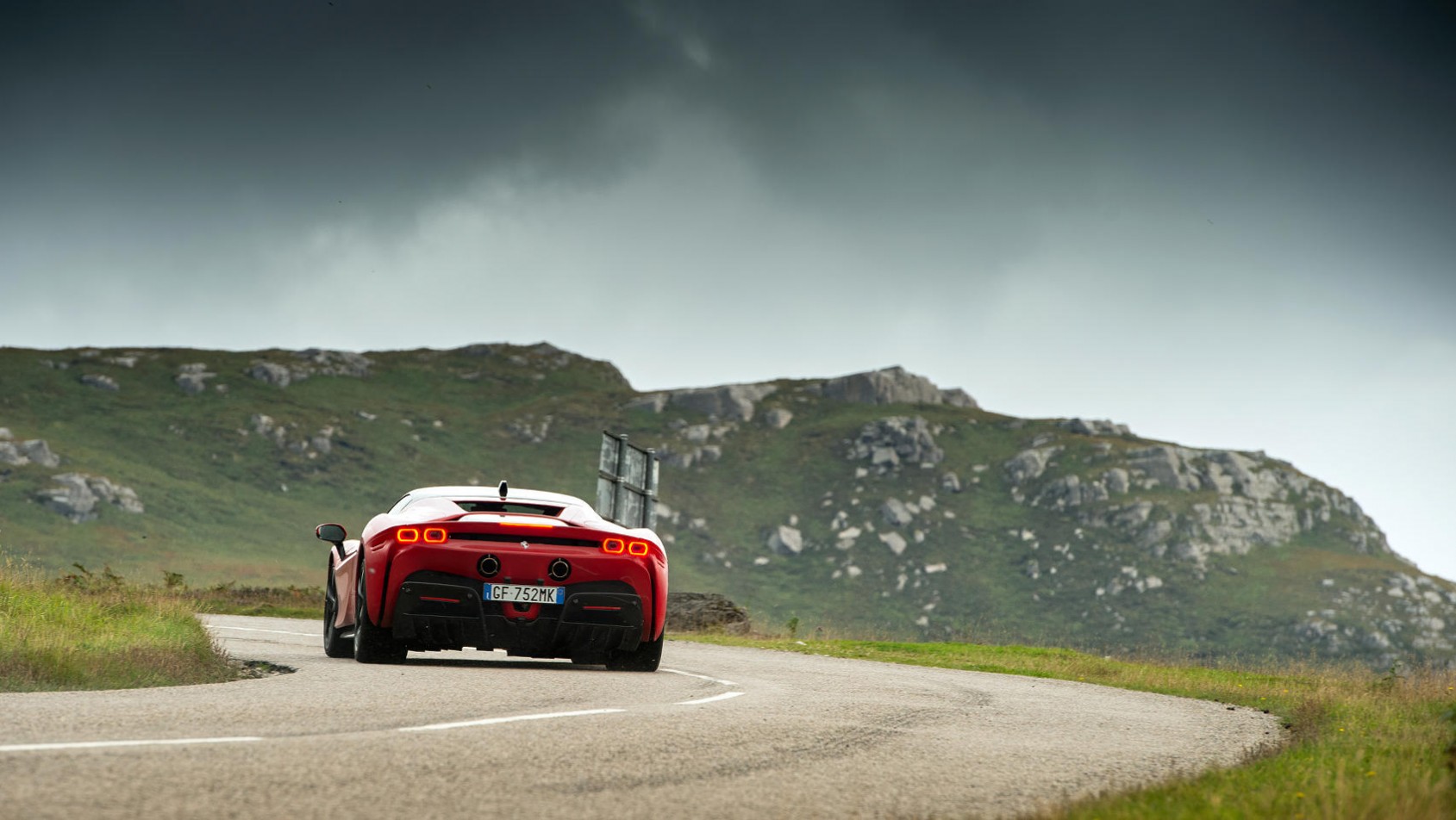 Ferrari SF90 Stradale widziane z tyłu na tle krajobrazu