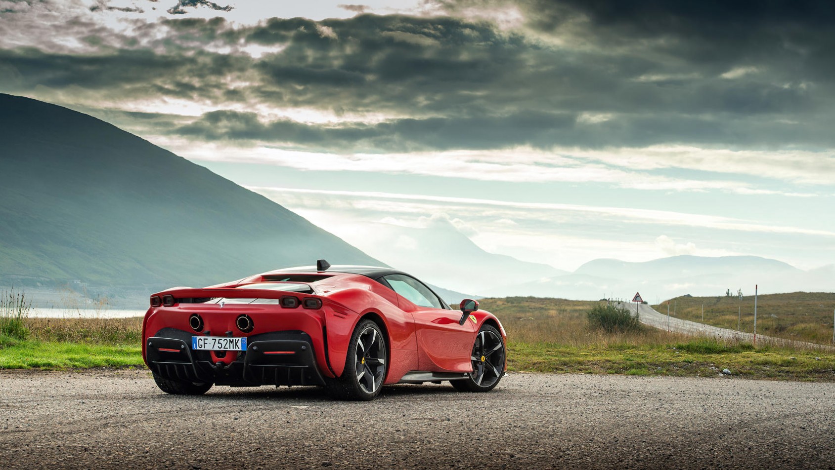 Ferrari SF90 Stradale z boku