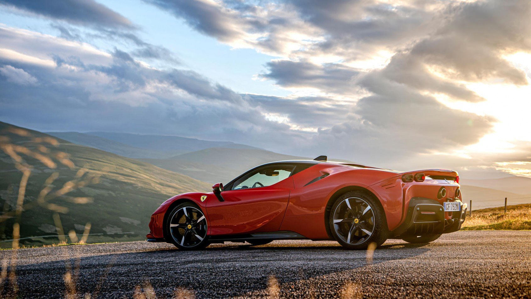 Ferrari SF90 Stradale na tle zachodzącego słońca