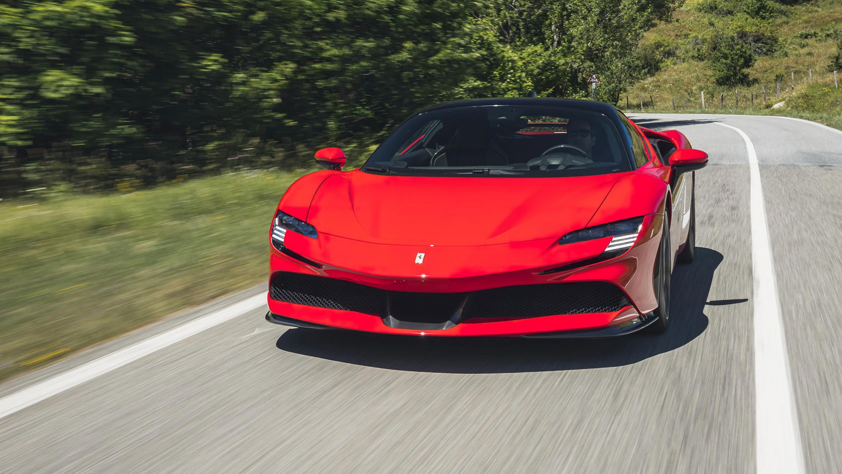Ferrari SF90 Stradale front auta
