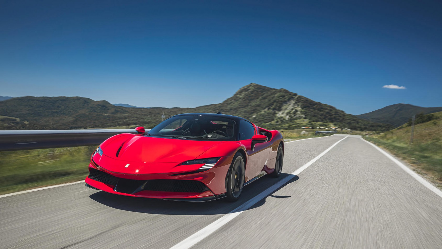 Ferrari SF90 Stradale front auta w tle drzewa