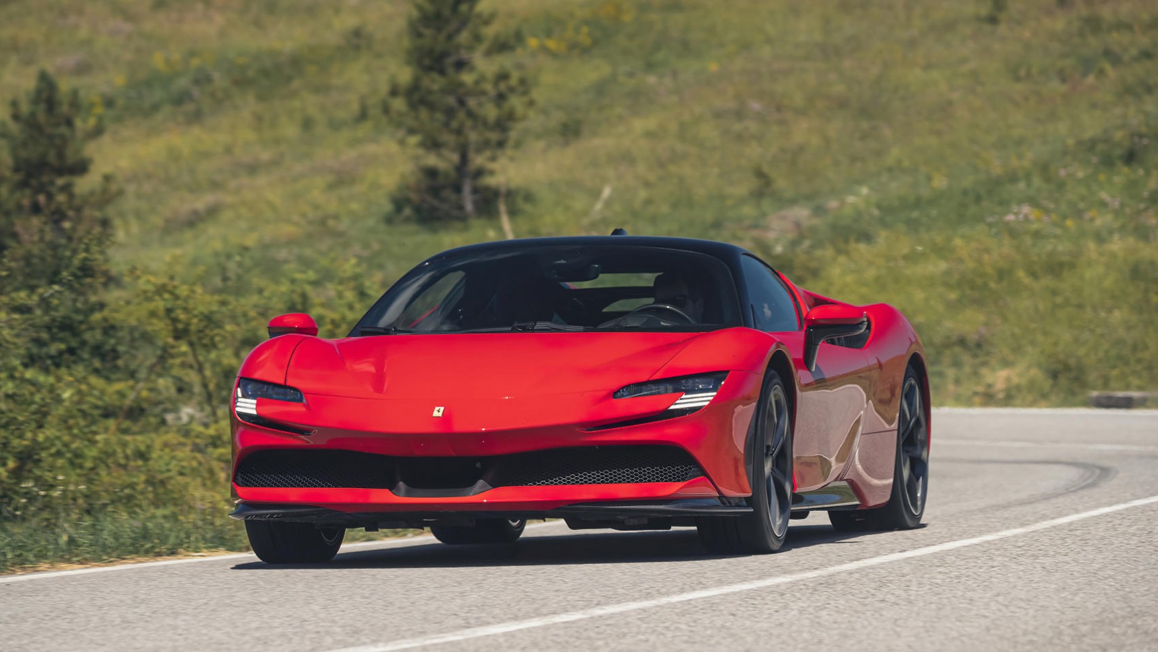Ferrari SF90 Stradale sylwetka z przodu