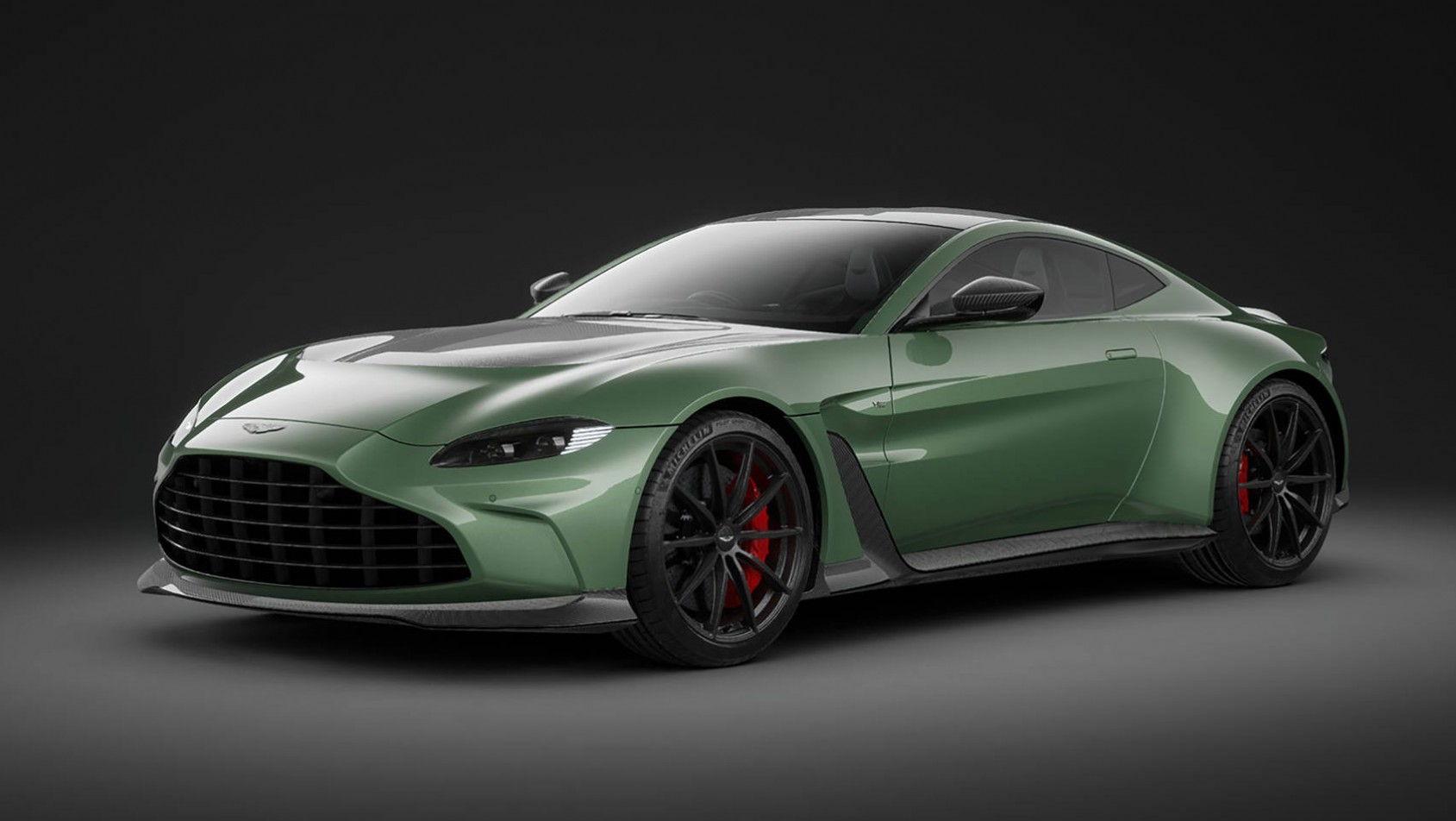 Limitowany Aston Martin V12 Vantage w studiu z boku