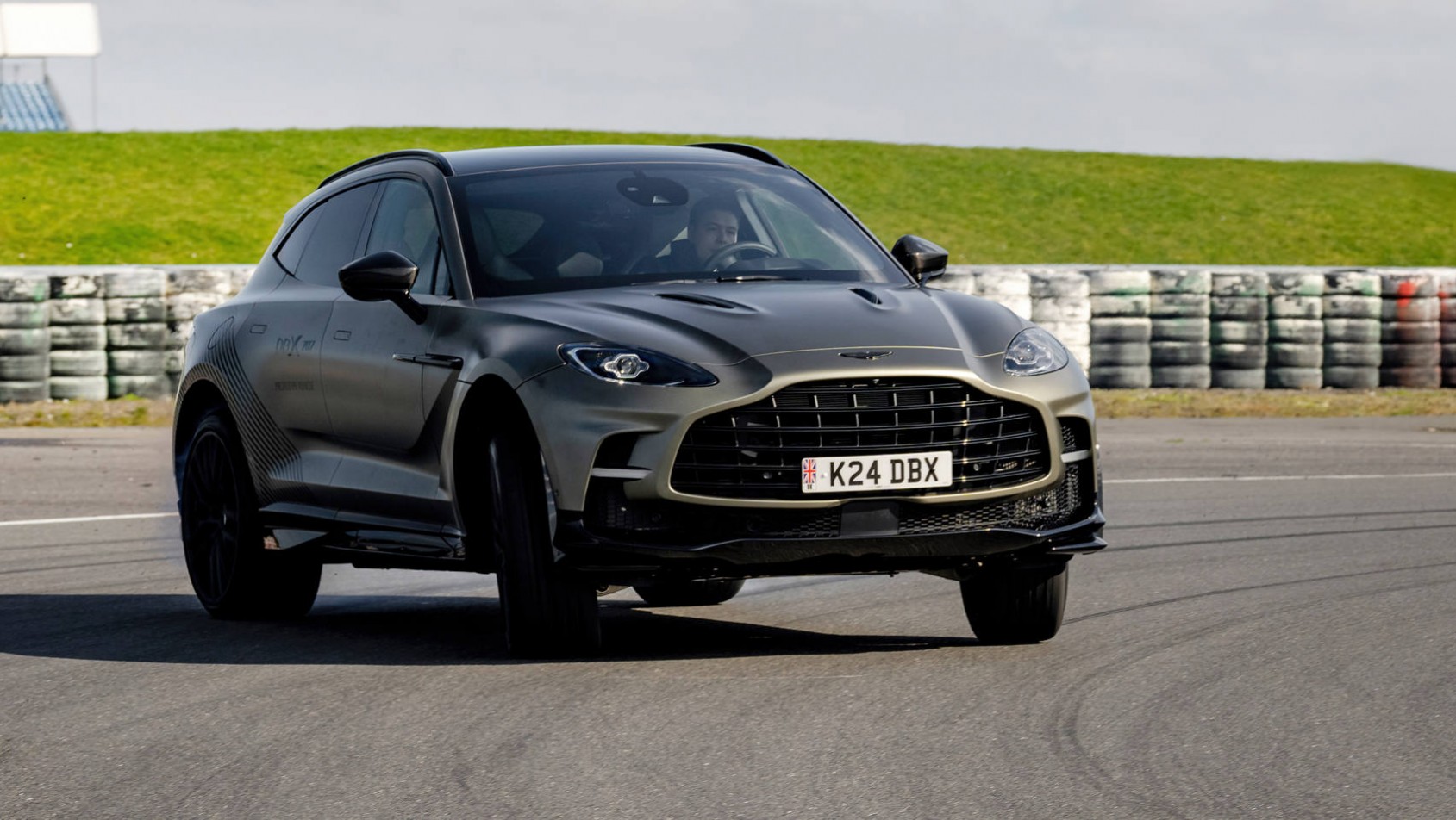 Aston Martin DBX 707 driftuje na torze