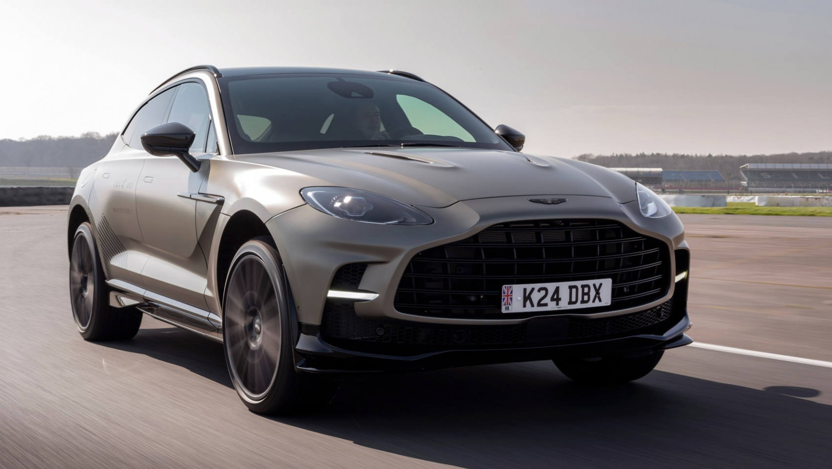 Aston Martin DBX 707 i jego ogromny grill