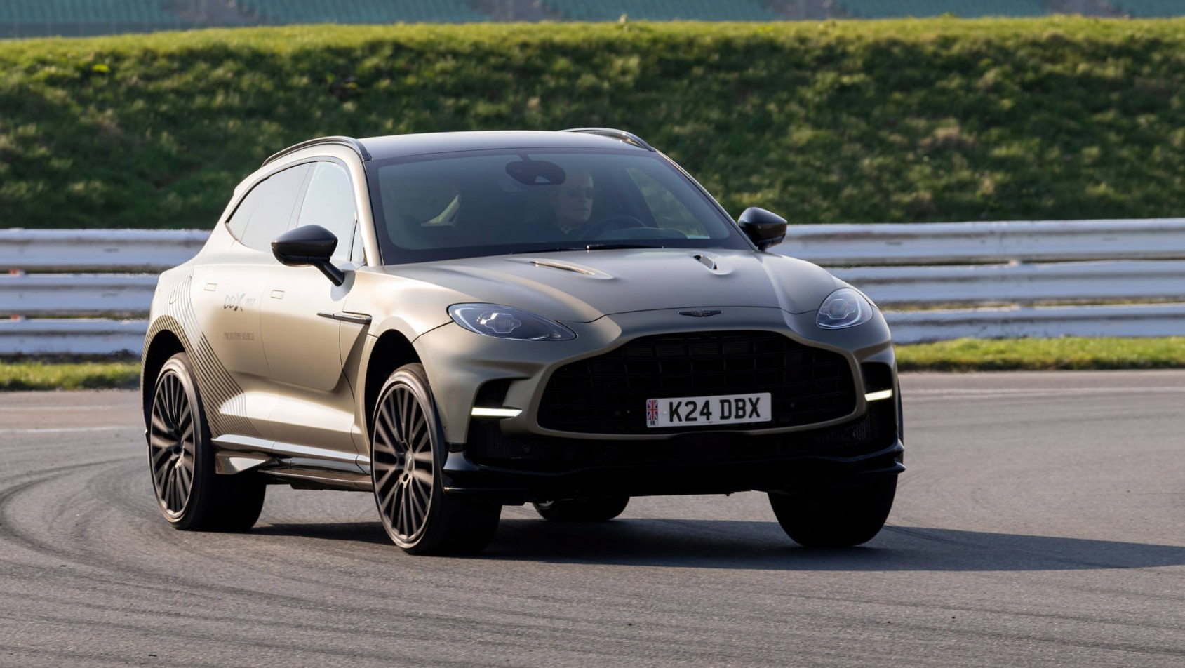 Aston Martin DBX707 prowadzi się jak hothatch