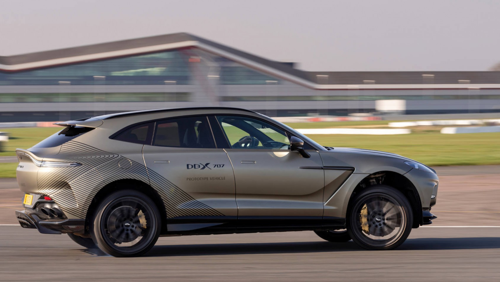 Aston Martin DBX707 testowany na torze