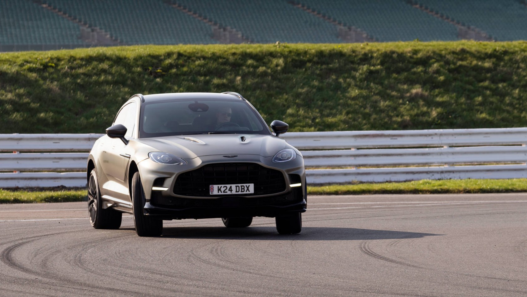 Aston Martin DBX707 wchodzi ostro w zakręt