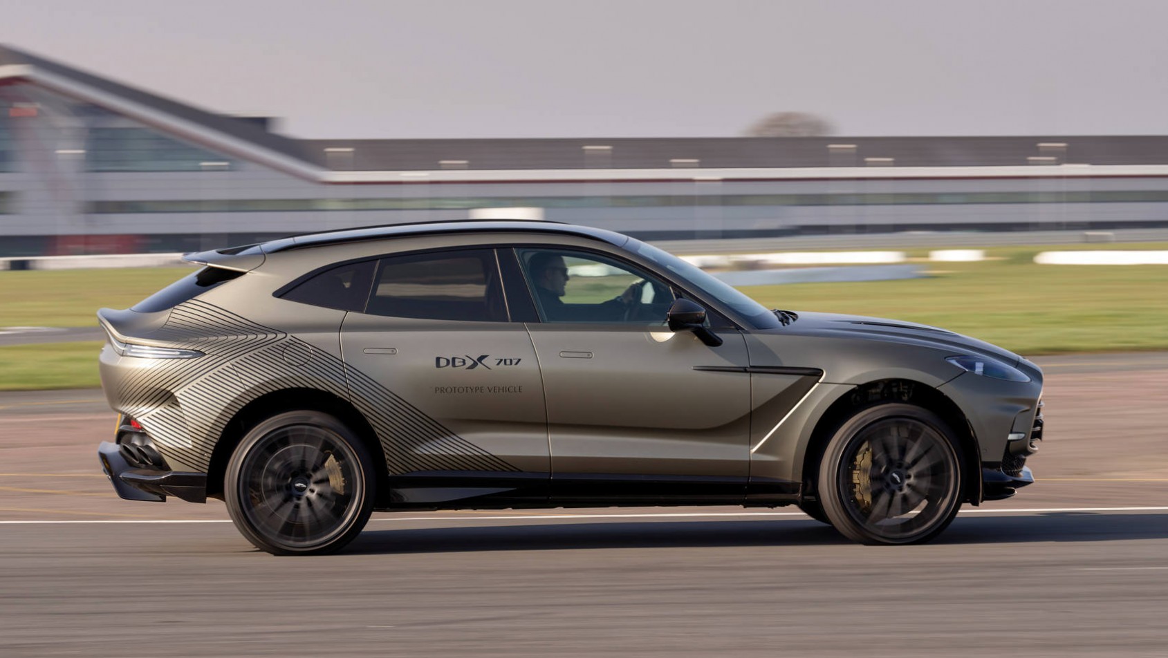 Aston Martin DBX707 sylwetka auta