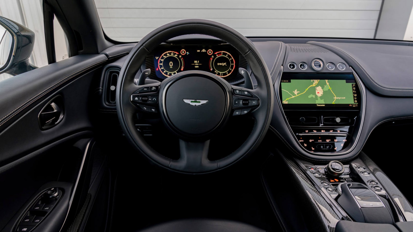 Aston Martin DBX707 wnętrze