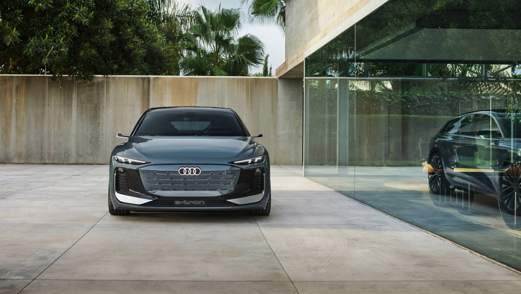 Audi A6 Avant e-tron zaparkowany pod domem