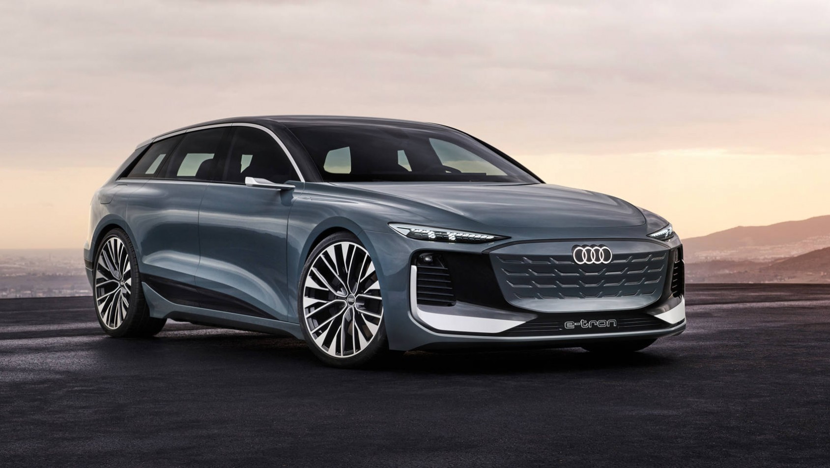 A6 Avant e-tron front auta na tle zachodu słońca