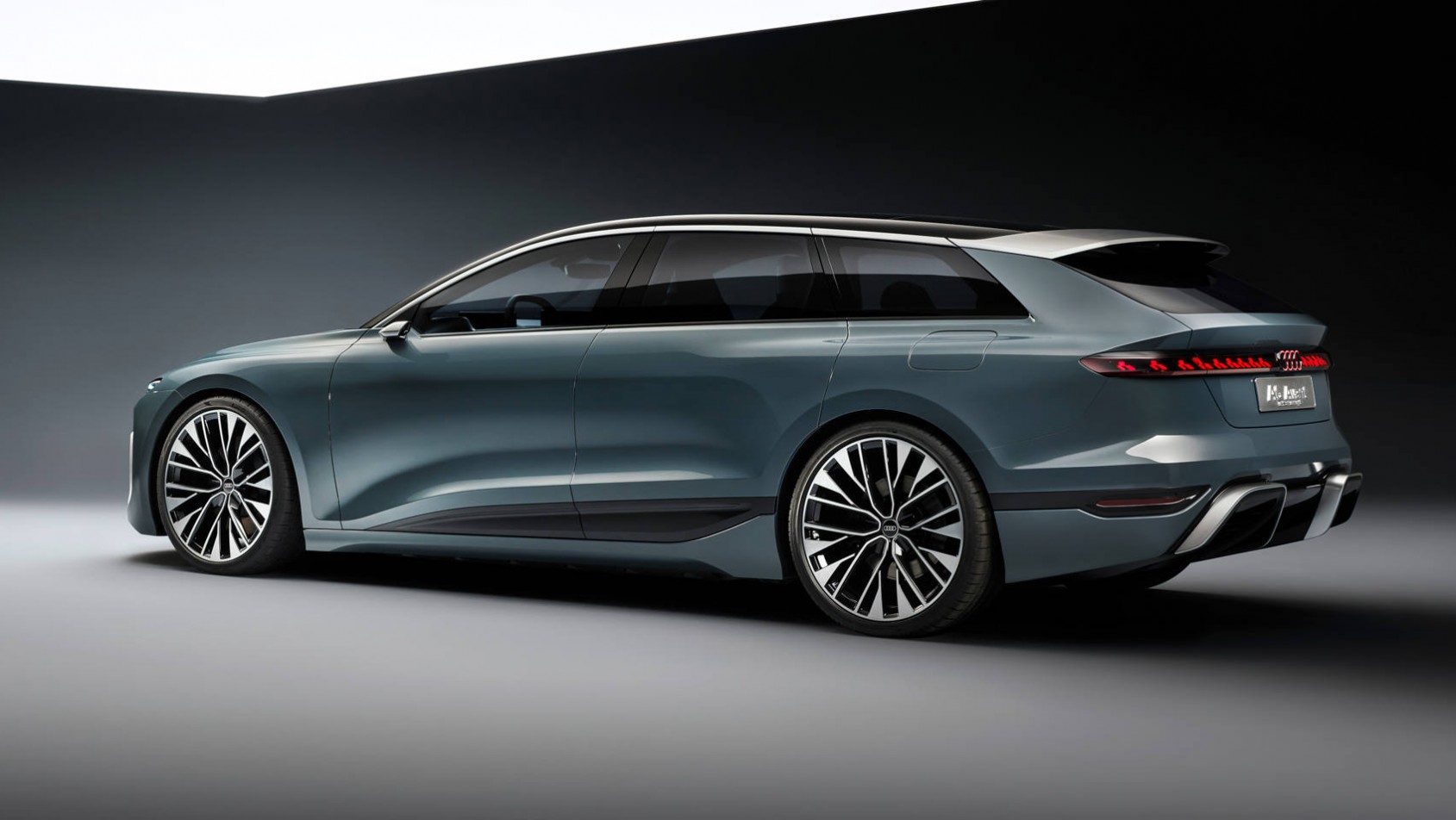 A6 Avant e-tron sesja w studiu - bok auta