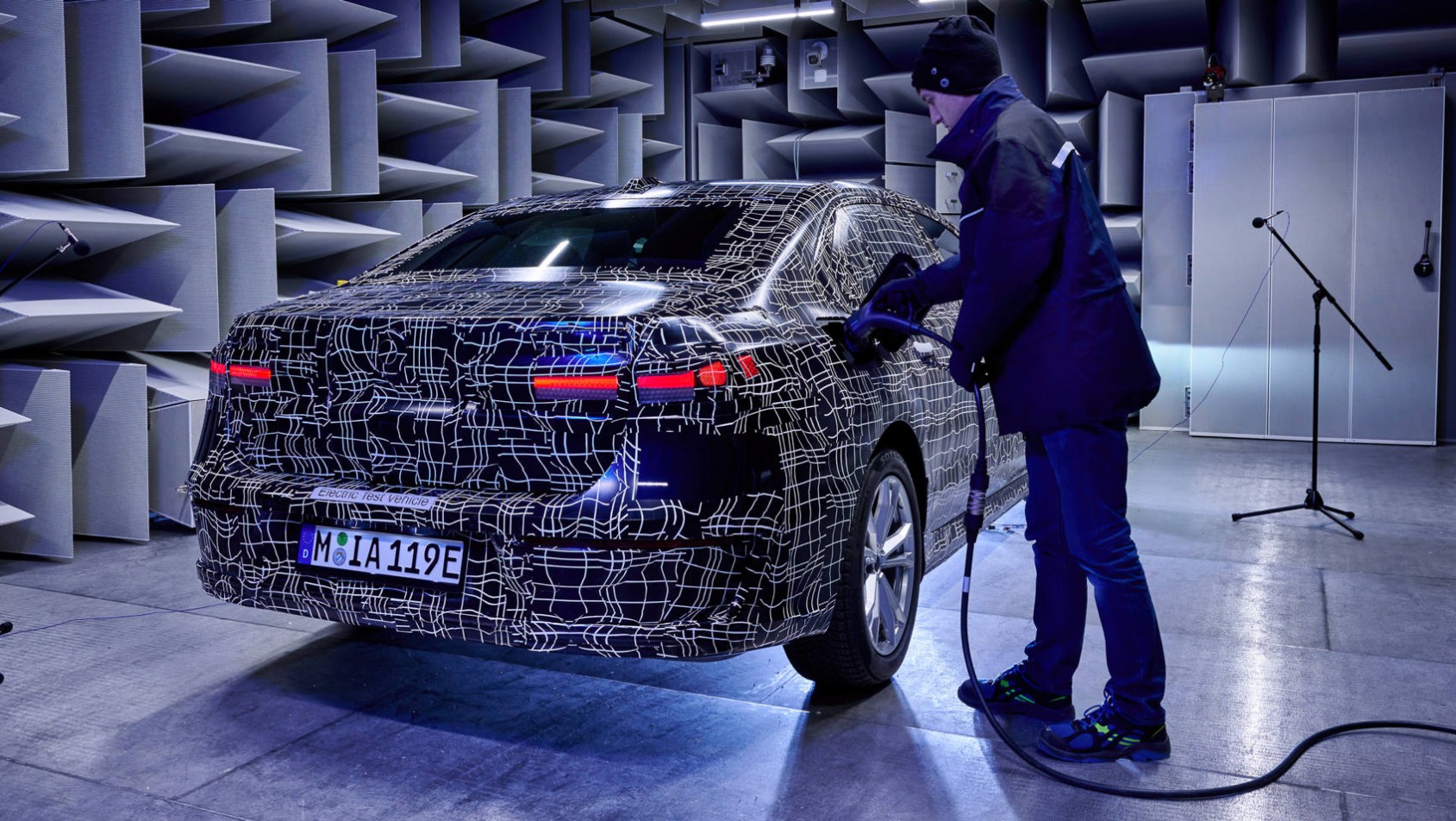 BMW i7 ładowana z gniazdka