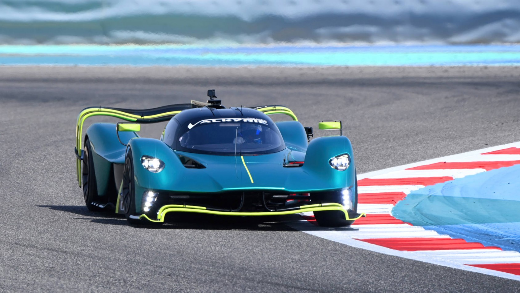 Debiut Aston Martin Valkyrie AMR Pro na torze Bahrain