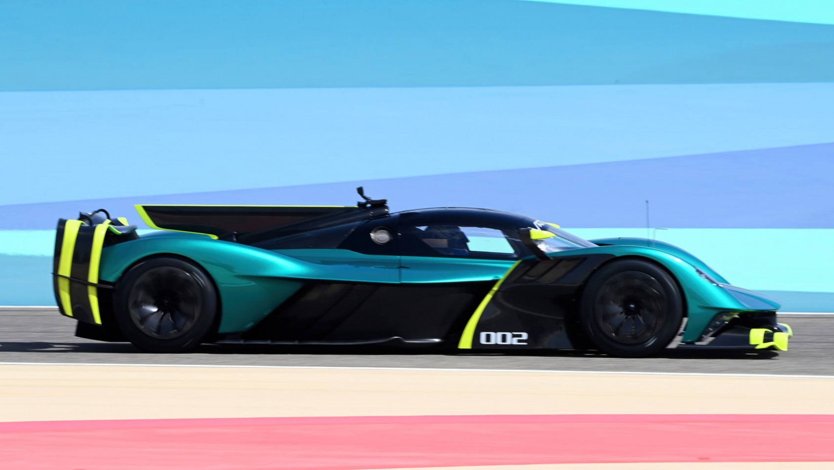 Aston Martin Valkyrie AMR Pro linia auta