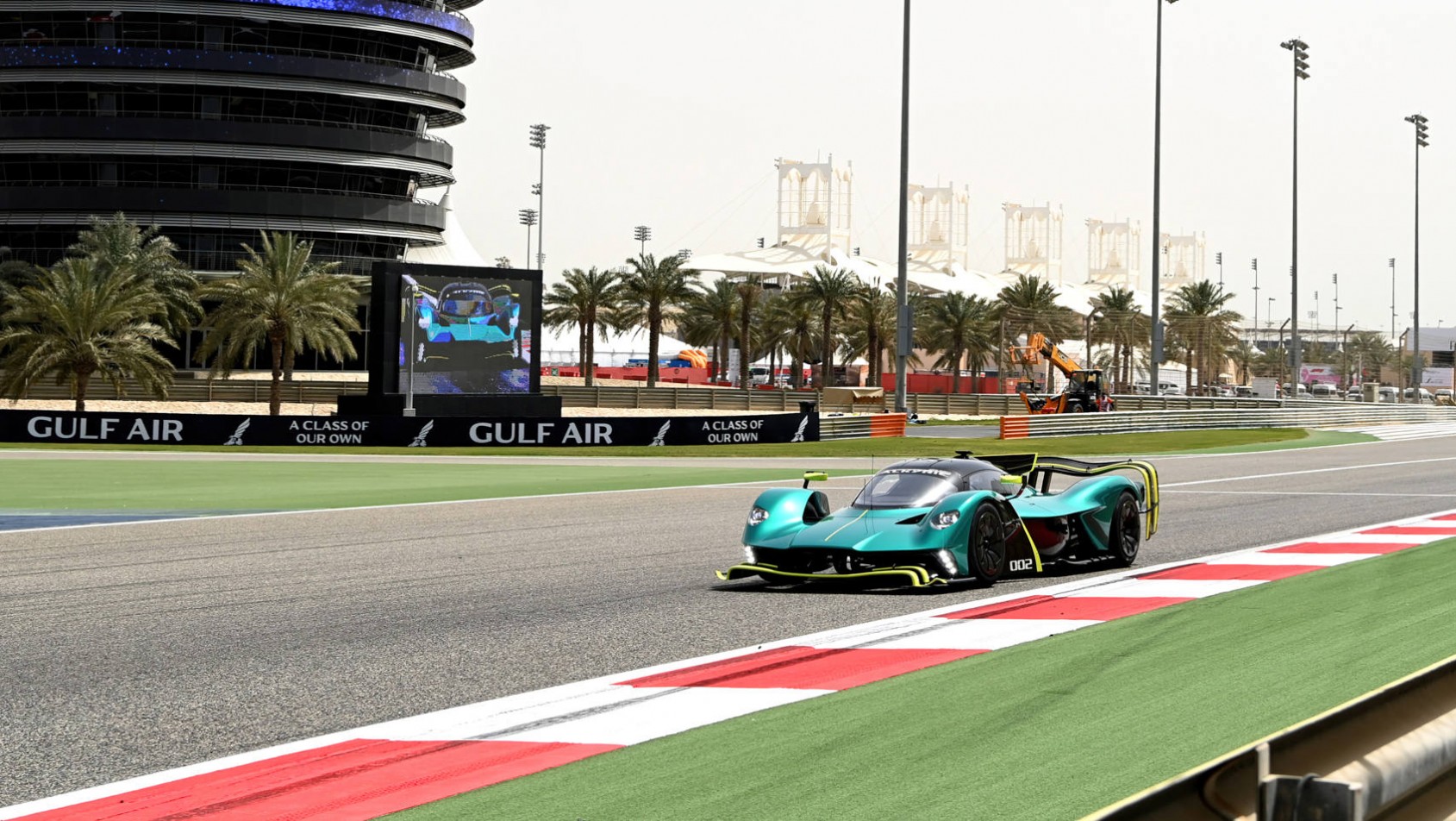 Aston Martin Valkyrie AMR Pro na torze