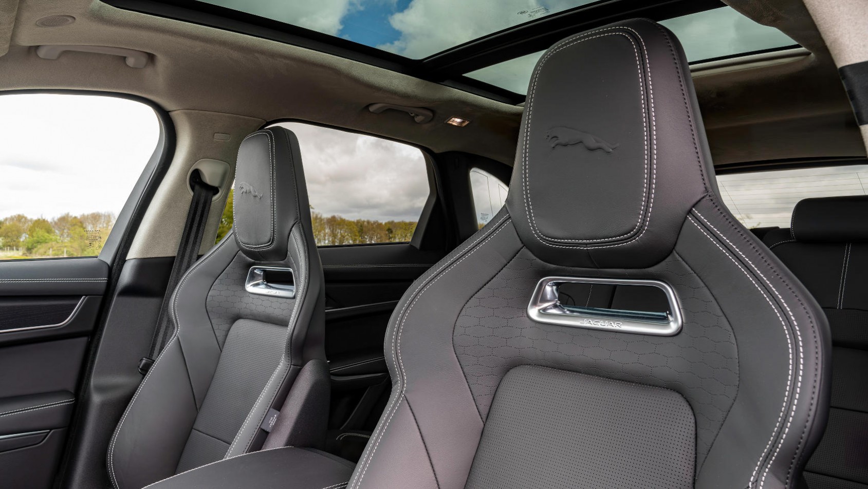 Jaguar F-Pace 2022 wnętrze, fotele przednie