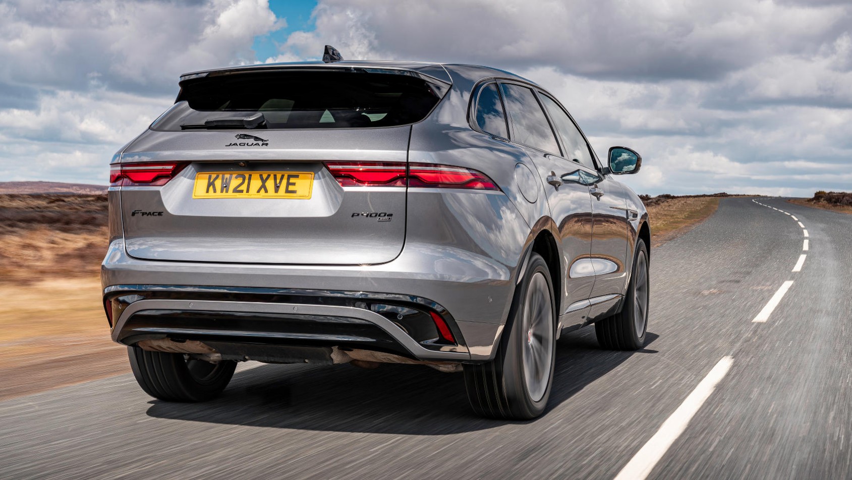 Jaguar F-Pace z tyłu na drodze